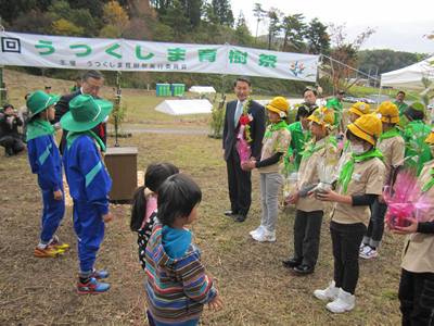 鳥取県美鳥の大使から福島県の子供達へ苗木の引渡しの様子１枚目