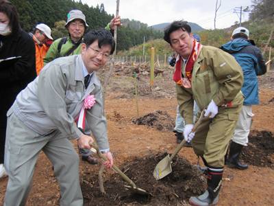 代表者植樹の様子1