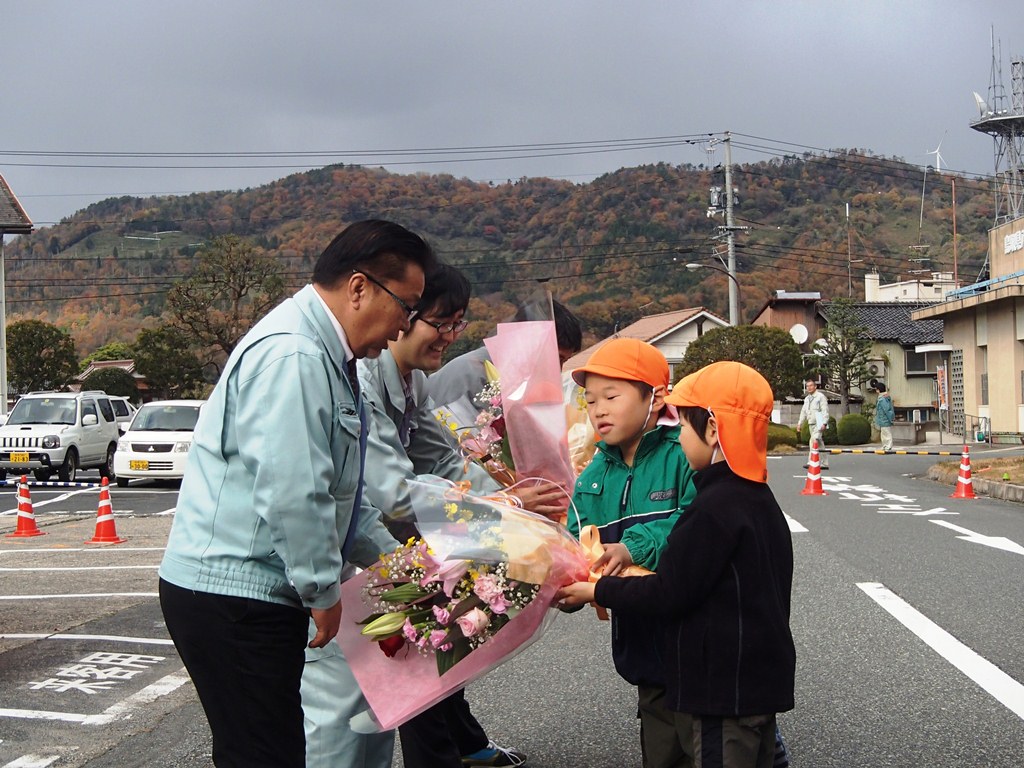 子供たちから花束贈呈