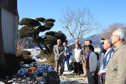 碑の前に立つ野分の会の皆様