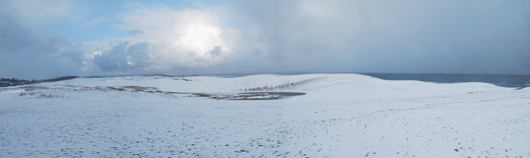 「馬の背」の風景－「馬の背」の向こうには、灰色の日本海が見えています