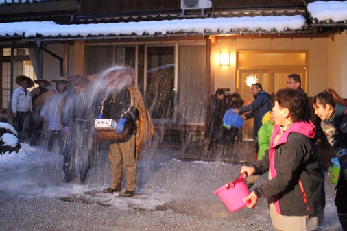 水をかけられるホトホトさん