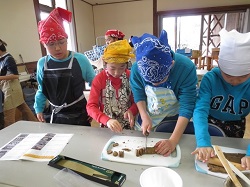 弥生のお菓子作りの様子