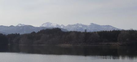 大山池から南西方向に大山・烏ヶ山を望む