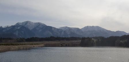 大山池から南方向に蒜山を望む