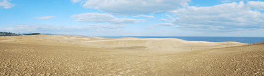 「馬の背」の風景－白砂と紺青の海、そして青空の色の対比が美しく見えます