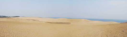 「馬の背」の風景－日本海の波は静かです