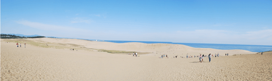 「馬の背」の風景－「馬の背」の向こうには紺青の日本海が見えています