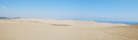 「馬の背」の風景－青空に白い雲が浮かんでいます