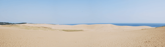 「馬の背」の風景－白砂の向こうには、紺青の色をした日本海が広がっています