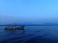 サザエ網を操業している漁船