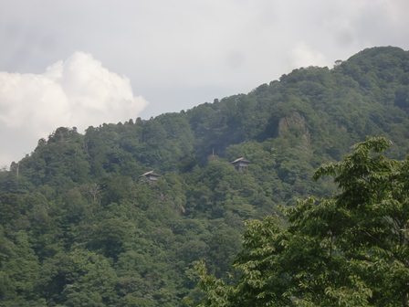 ウォーキングセンターから望む三徳山