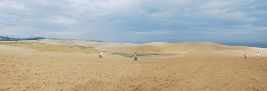 上空は厚い雲で覆われています