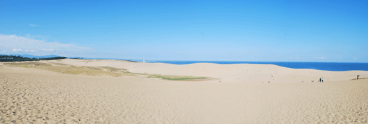 「馬の背」の風景－空と海と砂のコントラストが鮮やかです