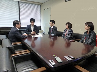 佐藤健康局長へ要望内容の説明
