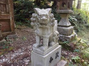 拝殿前の狛犬