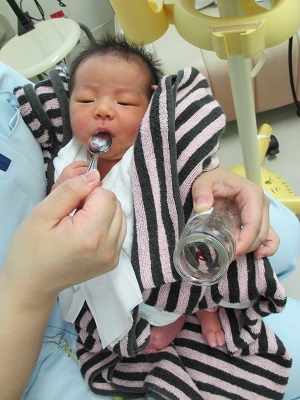 赤ちゃんにスプーンを使っている写真