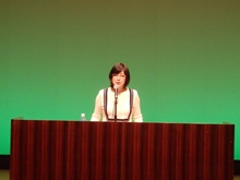 講演される高木美保氏