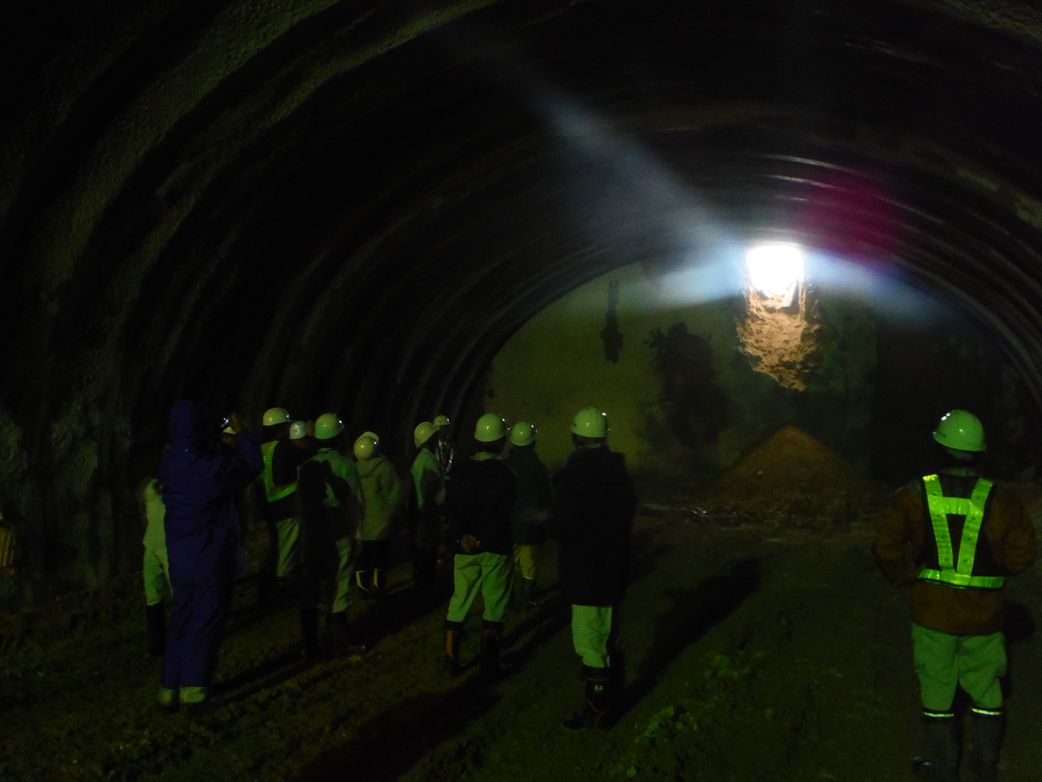滝山トンネル貫通状況（坑内）の写真