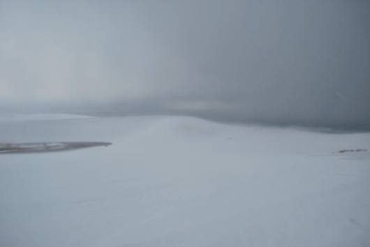 湿った雪で覆われた砂丘