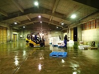 フォークリフトによる市場内への搬入