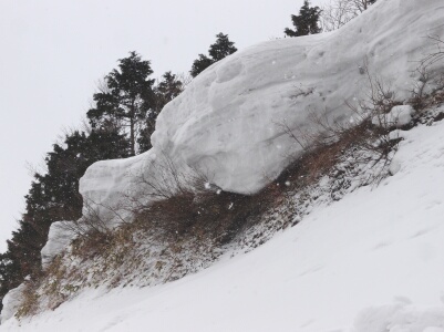 頭上にせり出した雪庇