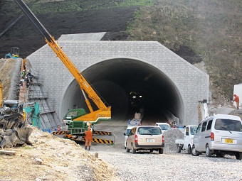 道竹城トンネル坑門工写真