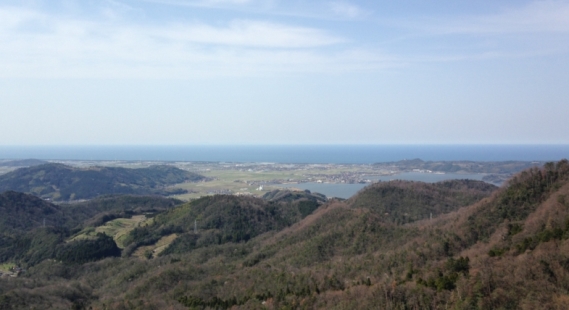 春の羽衣石山頂からの眺め