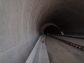 トンネル舗装施工状況写真