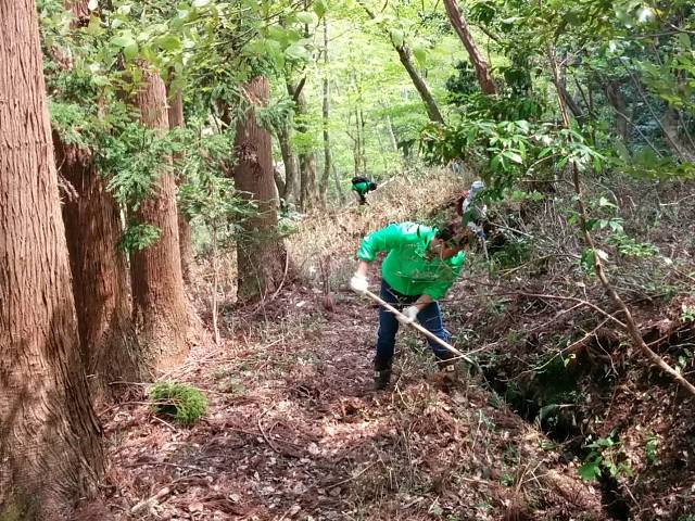 山腹水路の泥上げ