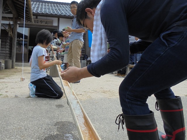 大好評のそうめん流しの様子