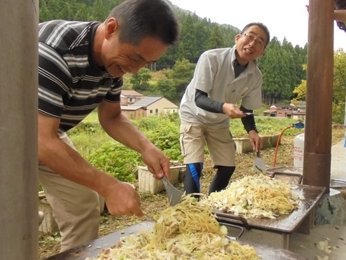 やきそばを焼いている様子