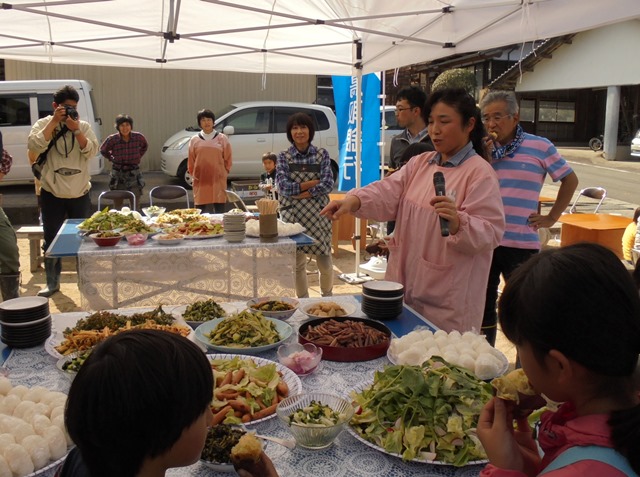 地元野菜を使った数々の料理PRの様子