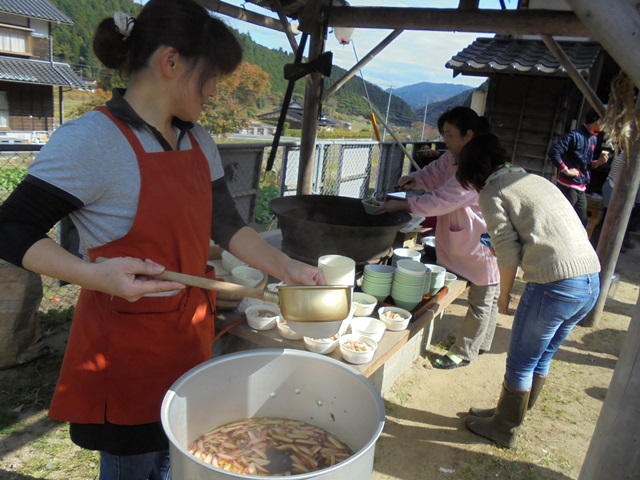 美味しいぼたん鍋やうどんをふるまう様子