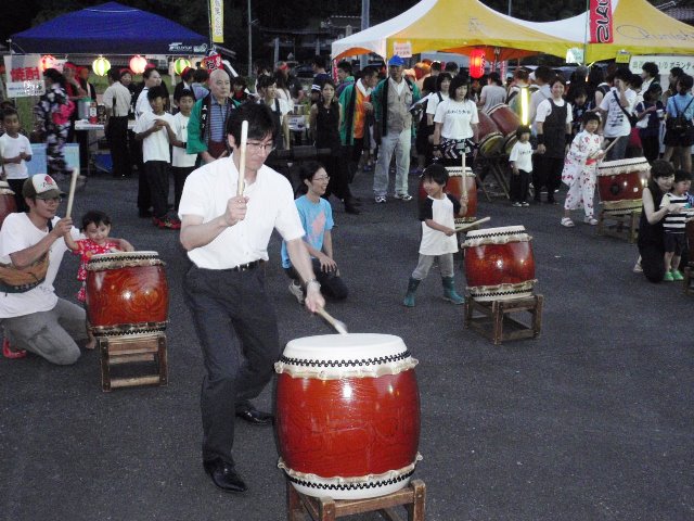 舞立議員も太鼓練習している様子