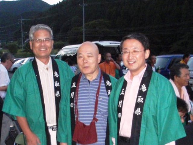 鳥取銀行宮崎頭取と極楽寺住職と平井知事の写真