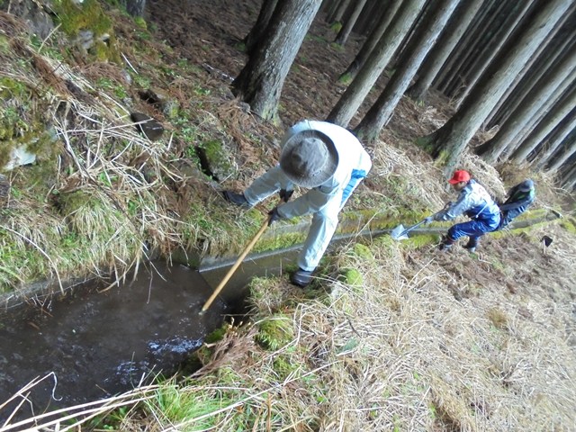 水路の泥上げ作業の様子