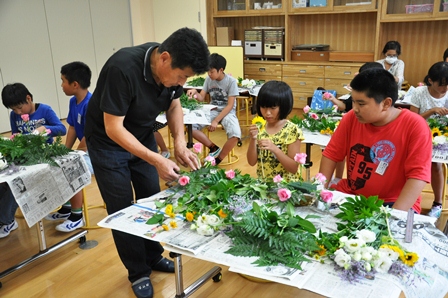 花材はしっかりと挿す