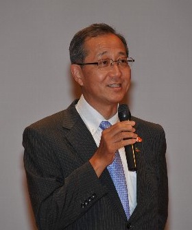 知事のビデオメッセージを紹介する林副知事