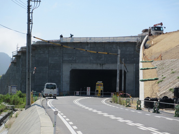 補強土擁壁工施工状況（新井側より）の写真