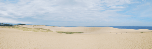 「馬の背」の風景－空と海と砂のコントラストが美しいです