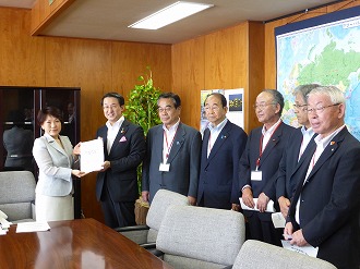 あべ農林水産副大臣へ要望書手交