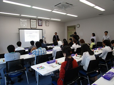 寿製菓の会議室で説明