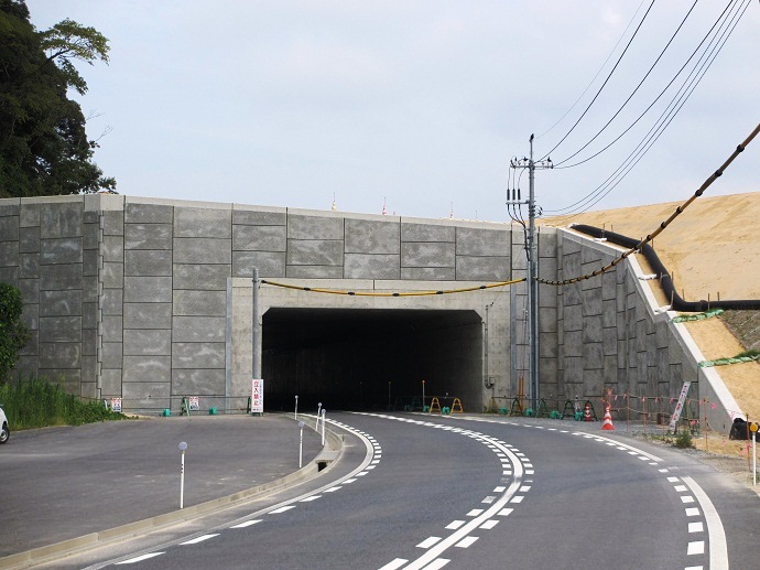 補強土擁壁施工状況（岩本側より）の写真