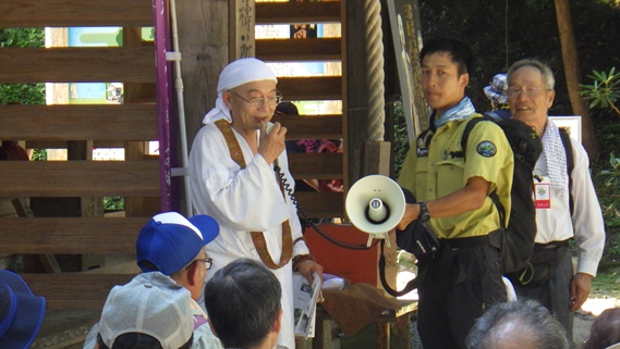 三佛寺米田良中住職より三徳山の歴史の説明
