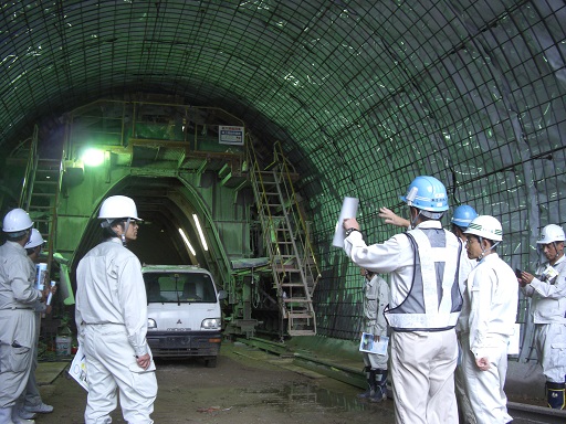 工事中のトンネル内の様子